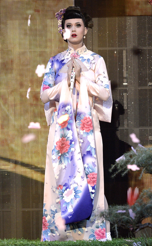 Katy Perry S Stylist Explains Geisha Inspired Outfit At Amas We